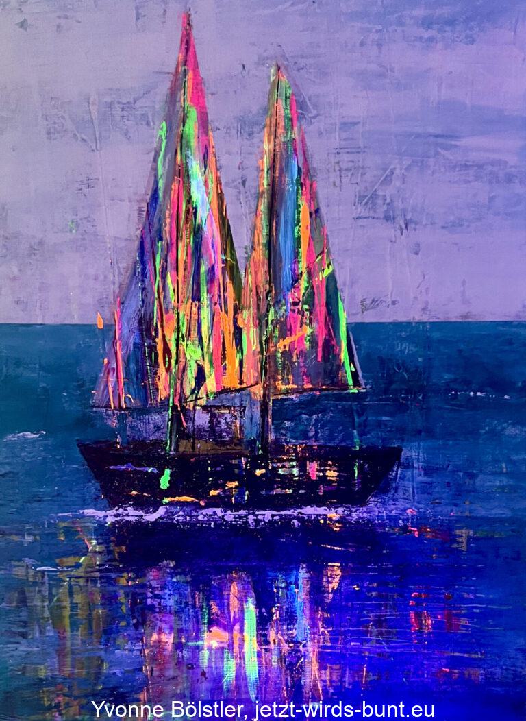 Boot mit bunten Segeln